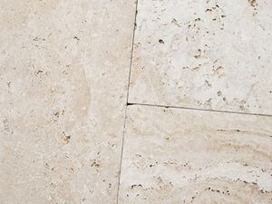 Un jeu de couleurs harmonieux et des pores fins Vue détaillée des dalles de travertin léger Medium SELECT