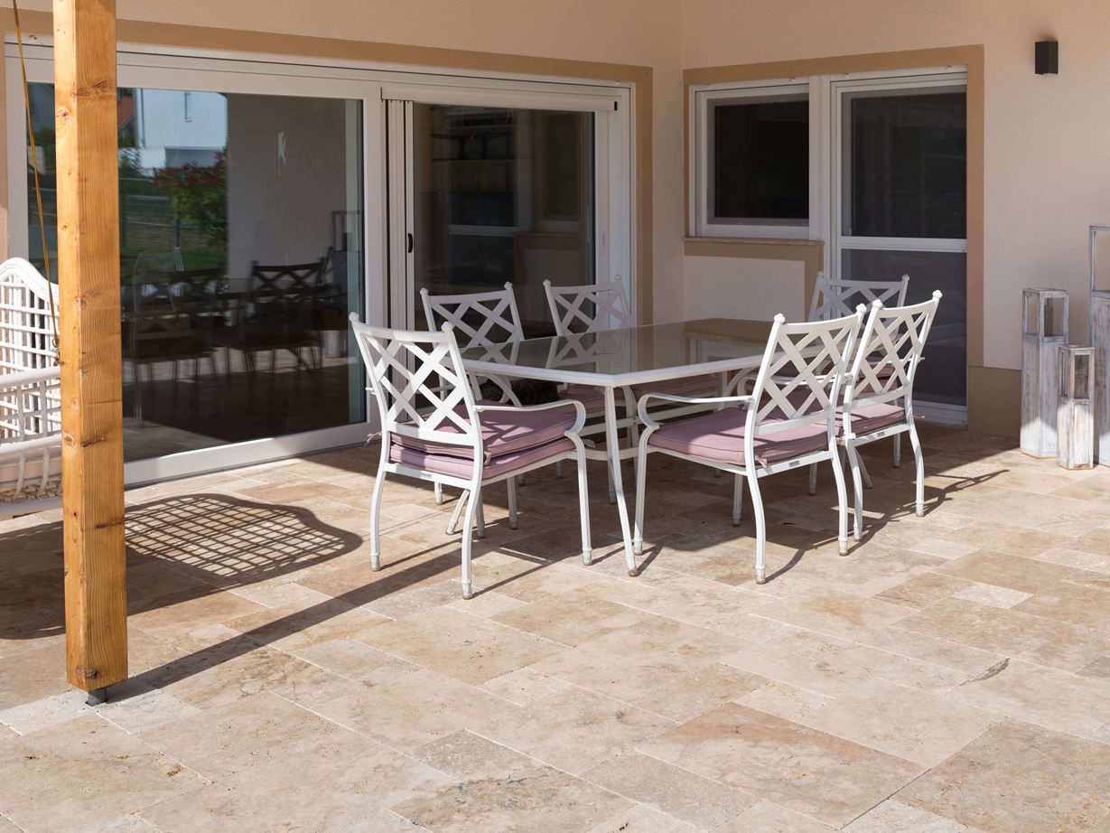 Terrasse au charme méditerranéen & mobilier vintage Terrasse en travertin et meubles blancs