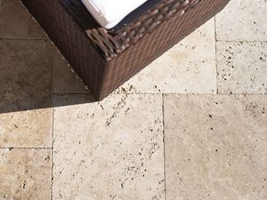 Mobilier de jardin sur dallage en travertin Medium