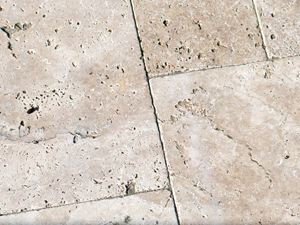 Un jeu de couleurs dans les tons beiges : le travertin Medium Gros plan sur les dalles en travertin beige clair avec des pores typiques du travertin