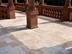 Terrasse du château avec colonnes en pierre naturelle et dallage en travertin en tant que revêtement de sol