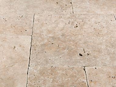 Gros plan sur les dalles en travertin beige vieilli Medium