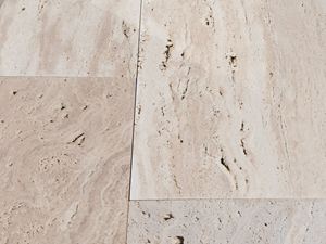 Gros plan sur les dalles en travertin Natura et leur aspect bois