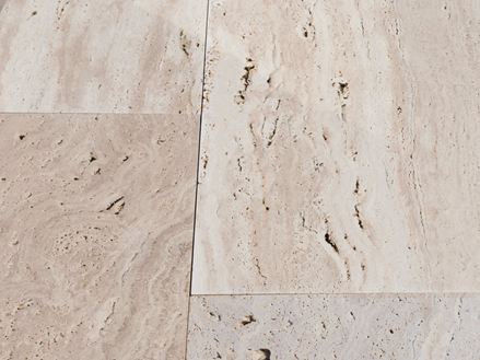 Gros plan sur les dalles en travertin Natura et leur aspect bois