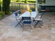Terrasse avec sol en travertin Noce et coin repas