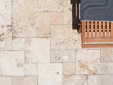 Dalles en travertin Rustic et chaise longue en bois vues de haut