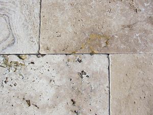 Gros plan sur les dalles en travertin tambouriné Rustic et leurs pores caractéristiques