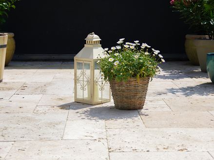 Les dalles en travertin Rustic avec une lanterne et des fleurs