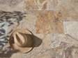Terrasse ensoleillée avec dalles en travertin Scabas et chapeau de paille