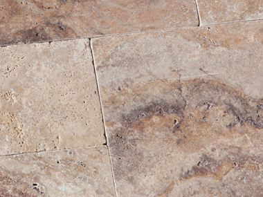 Gros plan sur les dalles en travertin Scabas et leur jeu de couleurs varié