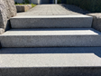 Blocs marches en granite Silver Classico posés pour former un escalier