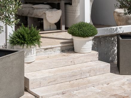 Escalier avec blocs marches en travertin Medium Select