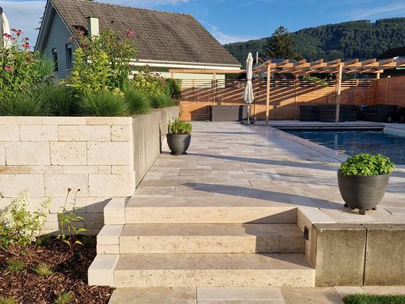 Une combinaison harmonieuse : escalier et dalles de terrasse Medium Select. Photo du client Travertin_Medium_Select_Escalier_Marches_blocs_Piscine_Mur