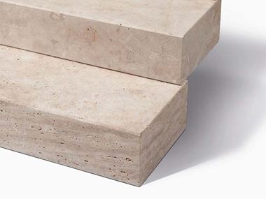 Les côtés des blocs marches en travertin Medium ont une finition sciée Blocs marches en travertin Medium zoom