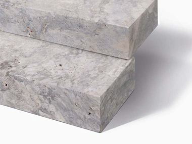 Le travertin Silver et ses bords à la finition adoucie Blocs marches en travertin Silver zoom