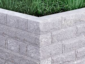 Muret en granite SIlver Rustica et gazon