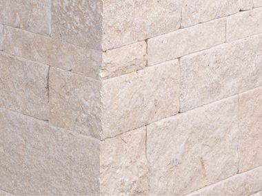 Zoom sur un muret en pierre calcaire Cremona