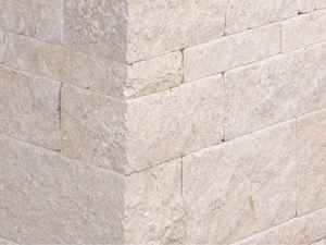 Zoom sur un muret en pierre calcaire Cremona