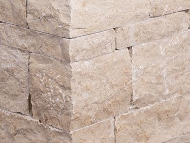 Zoom sur un muret en pierre calcaire Gala