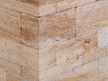 Zoom sur un muret en travertin Gold