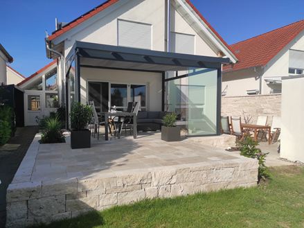 Muret en travertin Medium Select Rustic avec maison et terrasse