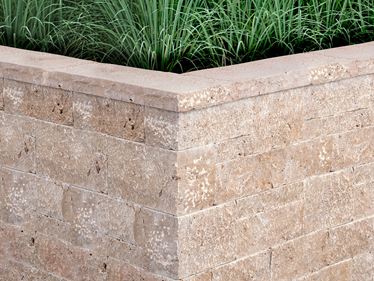 Muret en travertin Noce Rustic avec gazon