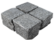 Quatre pavés en gneiss Urban Grey Line sur fond blanc