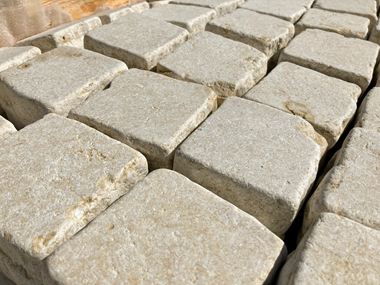 Pavé_en_calcaire_Royal_Beige_schrg