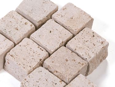 Zoom sur les pavés en travertin Medium Select