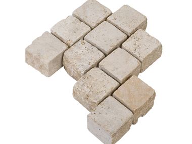 Les pavés en travertin Medium sur fond blanc