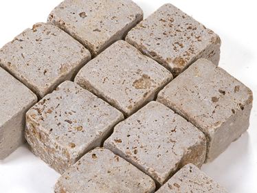 Zoom sur les pavés en travertin Noce