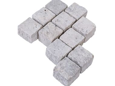 Les pavés en travertin Silver & un fond blanc