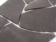 Gros plan sur les dalles polygonales en basalte Brasil Black