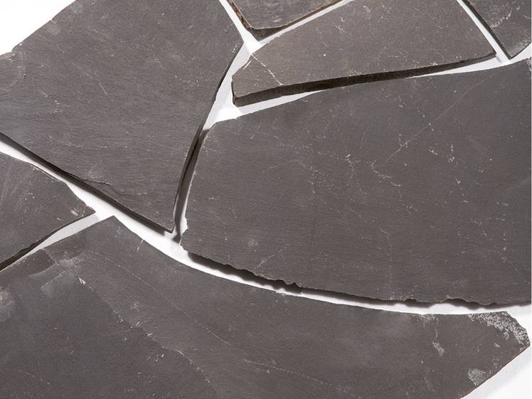 Gros plan sur les dalles polygonales en basalte Brasil Black
