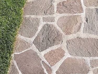 Gal 1 Dalles polygonales en porphyre « Porphyr Terra » avec gazon