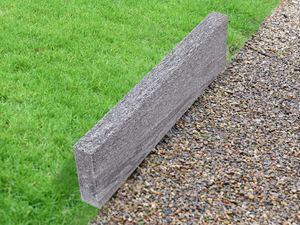Les bordures Urban Grey Line pour un air alpin Bordure de gazon en gneiss Urban Grey Line avec gazon et graviers