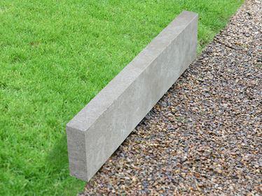 Bordure de gazon en pierre calcaire Camino Grey avec gazon et graviers