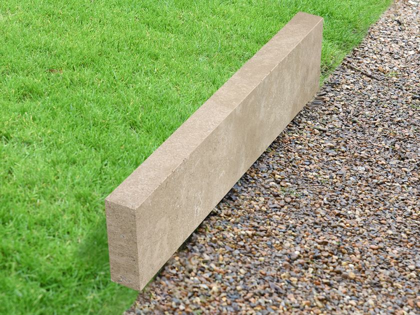 Bordure de gazon en pierre calcaire Camino Sand avec gazon et graviers - zoom banner