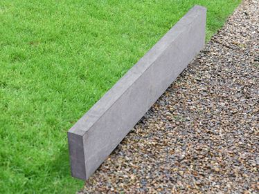 Bordure de gazon en pierre calcaire Lago avec gazon et graviers