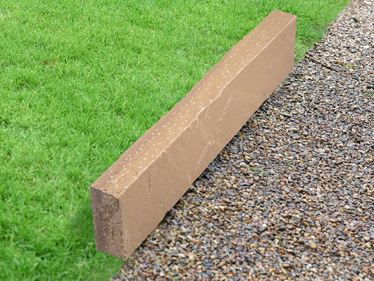 Bordure de gazon en grès Miak avec gazon et graviers