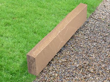 Bordure de gazon en grès Miak avec gazon et graviers