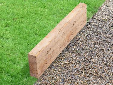 Bordure de gazon en travertin Gold avec gazon et graviers