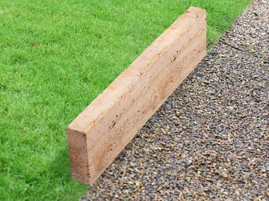 Bordure de gazon en travertin Gold avec gazon et graviers