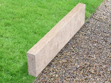 Bordure de gazon en travertin Medium Select avec gazon et graviers