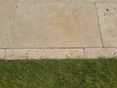 Bordures de jardin en travertin Medium Select et gazon