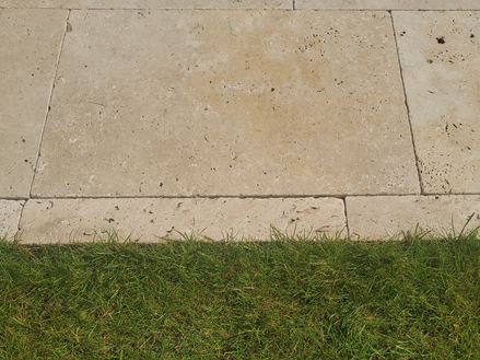 Bordures de jardin en travertin Medium Select et gazon