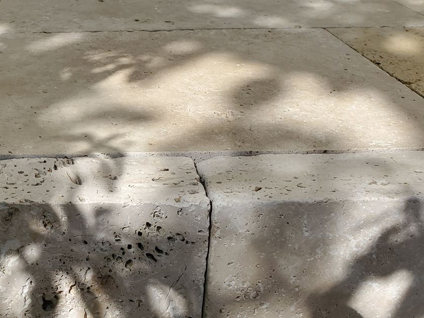 Photo client : les bordures de jardin en travertin Medium Select avec ombres de plantes