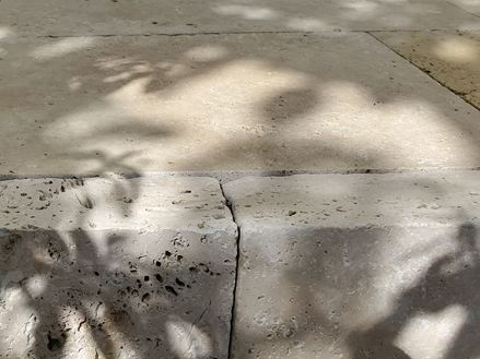 Photo client : les bordures de jardin en travertin Medium Select avec ombres de plantes