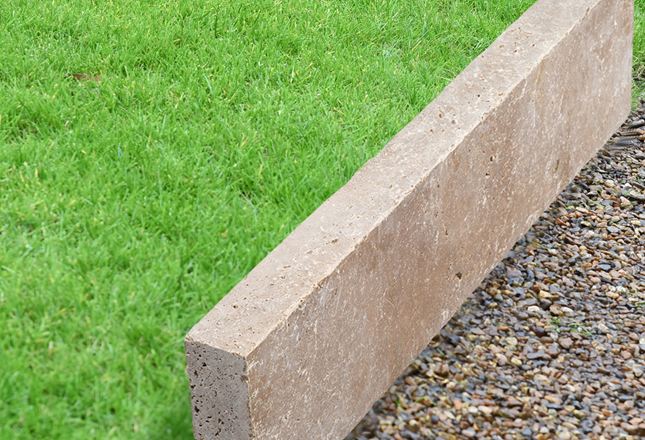 Bordure de gazon en travertin Noce avec gazon et graviers - zoom banner
