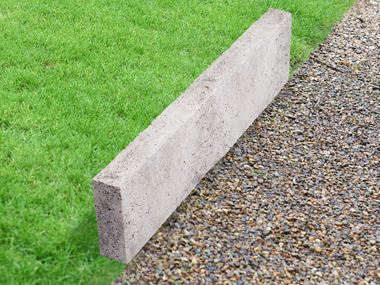 Bordure de gazon en travertin Silver avec gazon et graviers